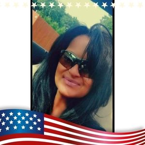 Meet your Posher, Mona